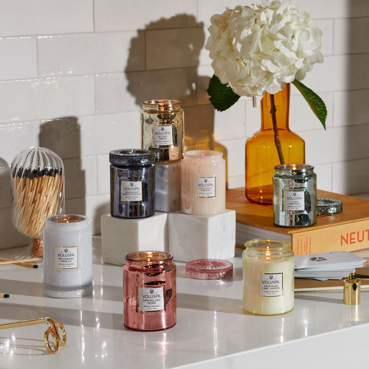 Voluspa -Makassar Ebony & Peach Classic Candle - Klassische Duftkerze