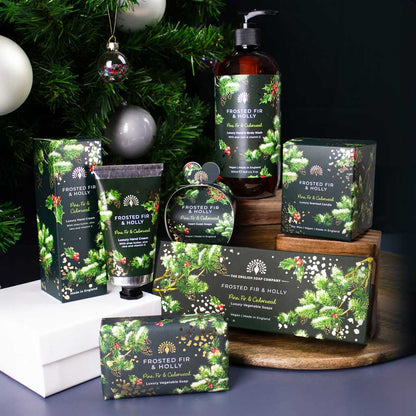 The English Soap Company - Frosted Fir &amp; Holly Candel - Nordische Tanne Duftkerze aus Soja Wachs 170 ml