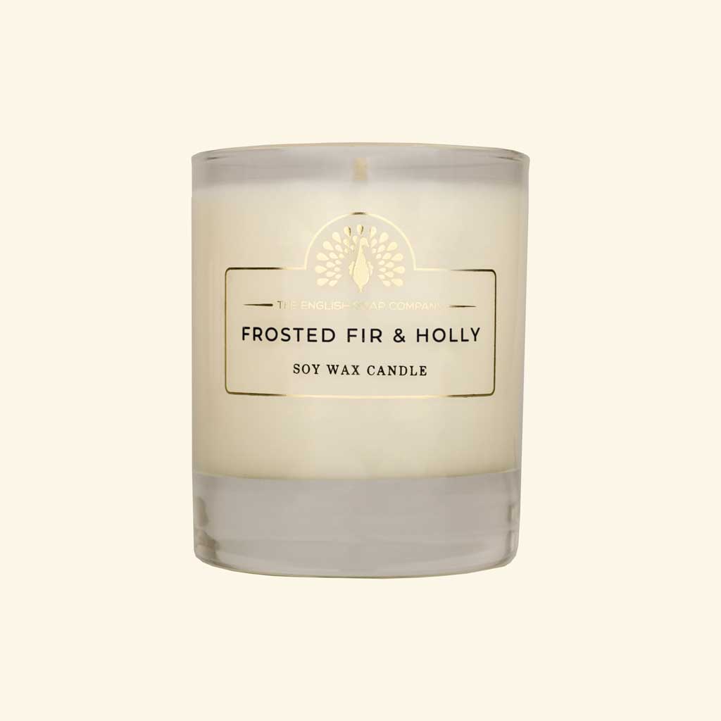 The English Soap Company - Frosted Fir &amp; Holly Candel - Nordische Tanne Duftkerze aus Soja Wachs 170 ml