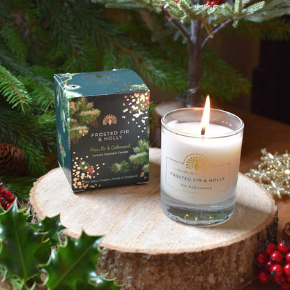 The English Soap Company - Frosted Fir &amp; Holly Candel - Nordische Tanne Duftkerze aus Soja Wachs 170 ml
