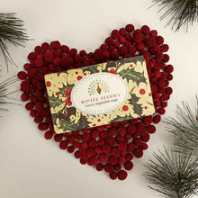 Lade das Bild in den Galerie-Viewer, The English Soap Company - Winter Berries Soap
