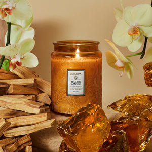 Voluspa -Baltic Amber Large Jar Candle - Klassische Duftkerze