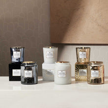 Lade das Bild in den Galerie-Viewer, Voluspa - Makassar Ebony &amp; Peach Large Candle - Ebenholz &amp; Pfirsich Duftkerze
