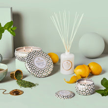 Lade das Bild in den Galerie-Viewer, Voluspa - Moroccan Mint Tea Mini Tin Candle - Kleine Duftkerze
