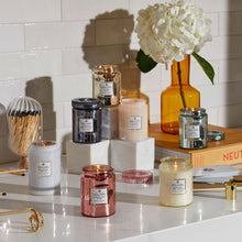 Lade das Bild in den Galerie-Viewer, Voluspa -Makassar Ebony &amp; Peach Classic Candle - Klassische Duftkerze
