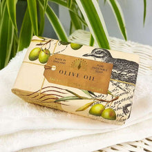 Lade das Bild in den Galerie-Viewer, The English Soap Company - Anniversary Olive Oil Soap - Olivenöl Seife
