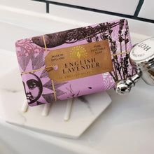 Lade das Bild in den Galerie-Viewer, The English Soap Company - Anniversary English Lavender Soap - Englischer Lavendel Seife
