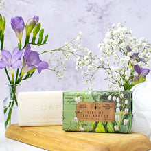 Lade das Bild in den Galerie-Viewer, The English Soap Company - Anniversary Lily of the Vally Soap - Maiglöckchenn Seife
