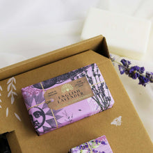 Lade das Bild in den Galerie-Viewer, The English Soap Company -  Anniversary English Lavender Hand and Body Gift Box - Englich Lavendel Geschenkbox
