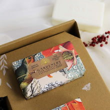 Lade das Bild in den Galerie-Viewer, The English Soap Company -  Anniversary Gardeners Grapefruit Hand and Body Gift Box - Gardeners Geschenkbox
