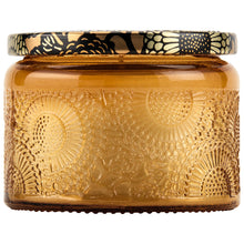 Lade das Bild in den Galerie-Viewer, Voluspa -Baltic Amber Petit Jar Candle - Klassische Duftkerze
