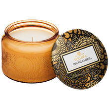Lade das Bild in den Galerie-Viewer, Voluspa -Baltic Amber Petit Jar Candle - Klassische Duftkerze
